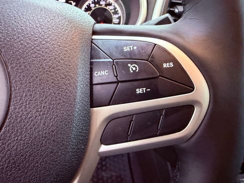 Used 2018 Jeep Cherokee Latitude Plus w/ Comfort/Convenience Group FWD image 21