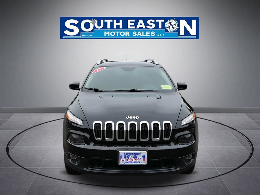 Used 2017 Jeep Cherokee Latitude w/ Cold Weather Group AWD/4WD image 3