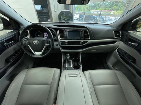 Used 2019 Toyota Highlander XLE FWD image 27
