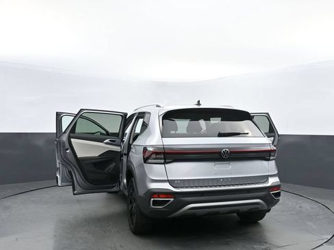Used 2025 Volkswagen Taos SE FWD image 39