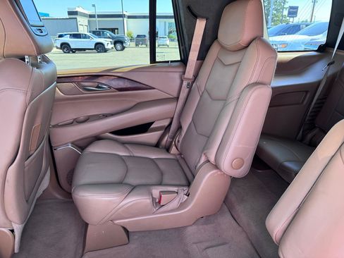 Used 2017 Cadillac Escalade Platinum AWD/4WD image 16