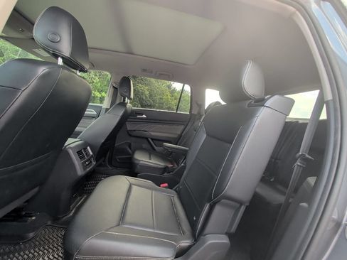 Used 2021 Volkswagen Atlas SE w/ Panoramic Sunroof Package FWD image 5