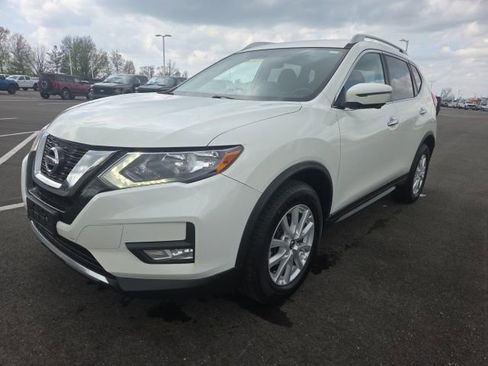 Used 2017 Nissan Rogue SV w/ SV Premium Package image 2