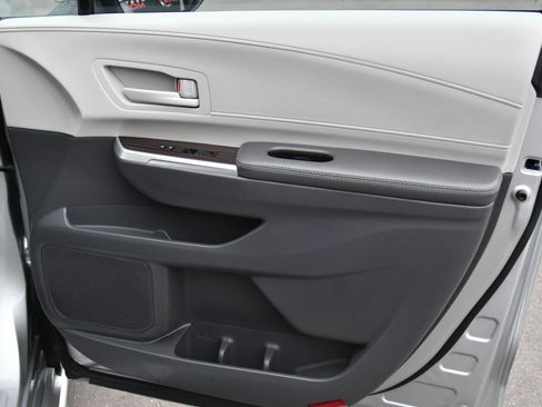 Used 2023 Toyota Sienna LE image 45