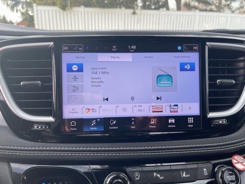 Used 2025 Chrysler Pacifica Limited image 21