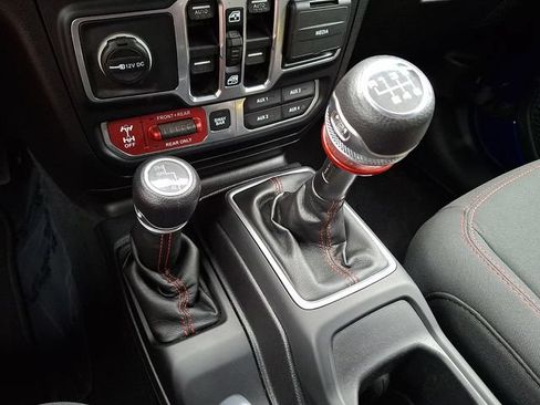 Used 2019 Jeep Wrangler Unlimited Rubicon w/ Dual Top Group AWD/4WD image 14