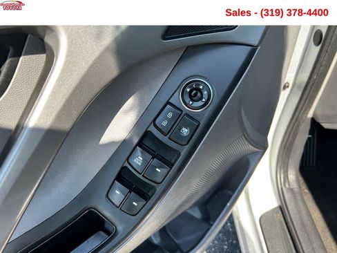 Used 2015 Hyundai Elantra SE FWD image 11