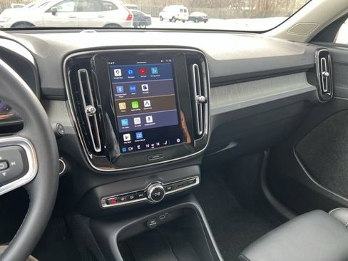 Used 2025 Volvo XC40 B5 Plus image 21