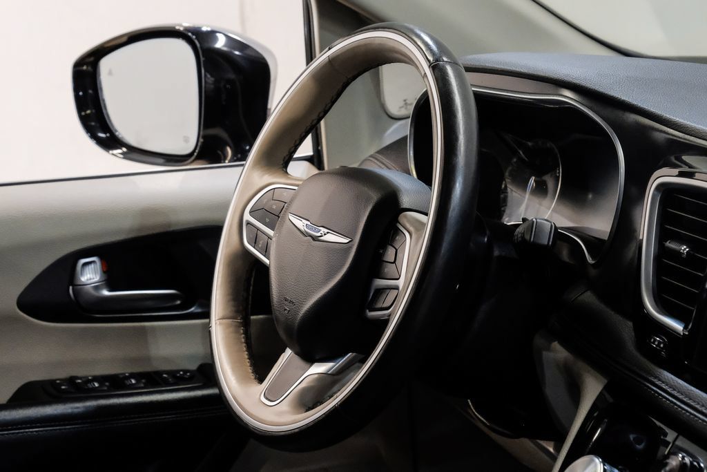 Used 2020 Chrysler Pacifica Limited FWD image 23