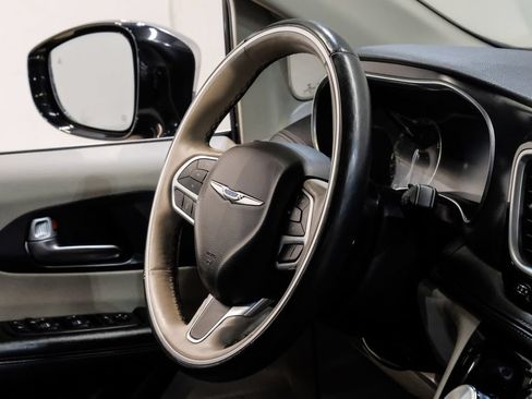 Used 2020 Chrysler Pacifica Limited FWD image 23