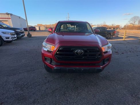 Used 2018 Toyota Tacoma SR image 3