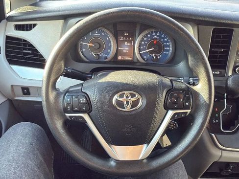 Used 2020 Toyota Sienna L image 10