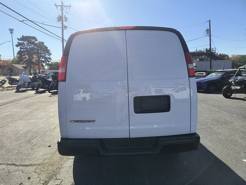 Used 2018 Chevrolet Express 3500 Extended w/ Driver Convenience Package image 4