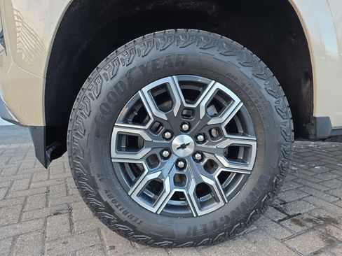 Used 2023 Chevrolet Colorado Z71 w/ Z71 Convenience Package 2 image 11