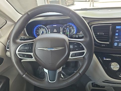Used 2017 Chrysler Pacifica Touring-L Plus w/ Tire & Wheel Group FWD image 14