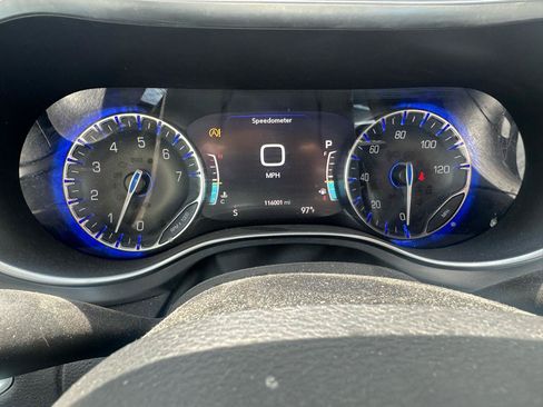 Used 2019 Chrysler Pacifica Touring-L Plus w/ S Appearance Package FWD image 9