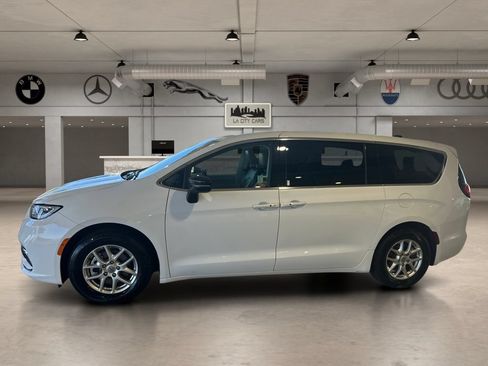 Used 2024 Chrysler Pacifica Touring-L FWD image 2