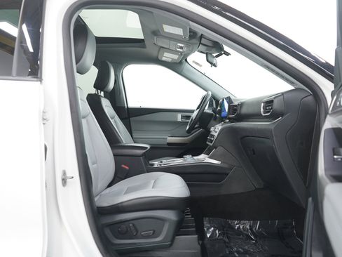 Used 2021 Ford Explorer XLT w/ Equipment Group 202A image 11