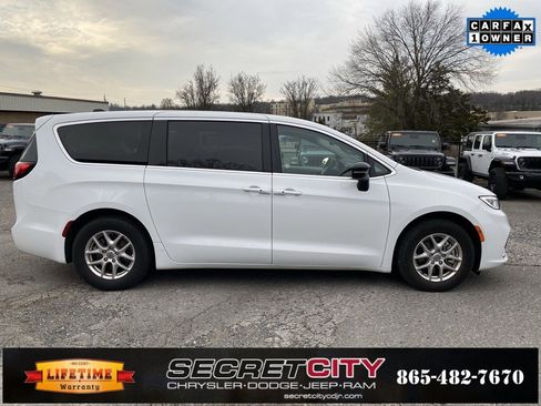 Used 2024 Chrysler Pacifica Touring-L image 4