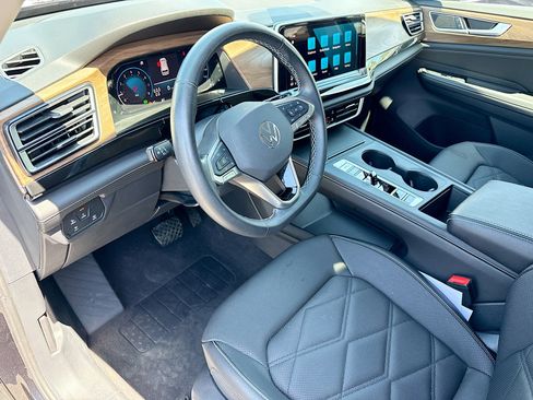Used 2025 Volkswagen Atlas SE FWD image 25