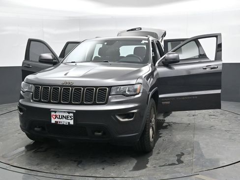 Used 2016 Jeep Grand Cherokee Laredo 75th Anniversary image 39
