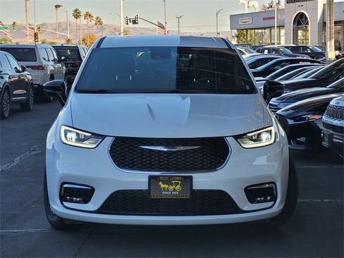 Certified 2025 Chrysler Pacifica Select image 2