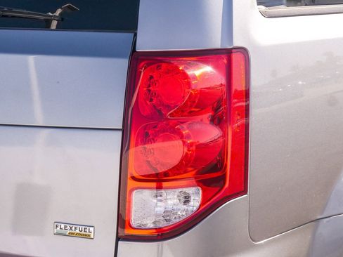 Used 2018 Dodge Grand Caravan SE w/ UConnect Hands-Free Group image 10