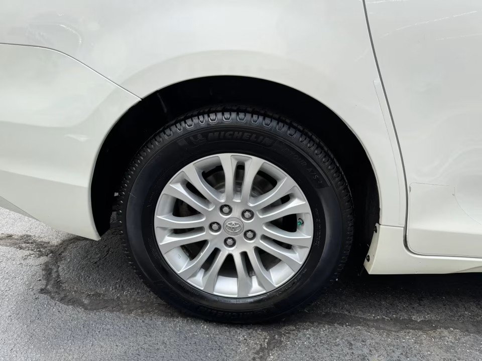 Used 2015 Toyota Sienna XLE FWD image 11