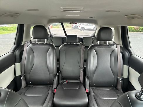 Used 2022 Kia Carnival LX FWD image 28