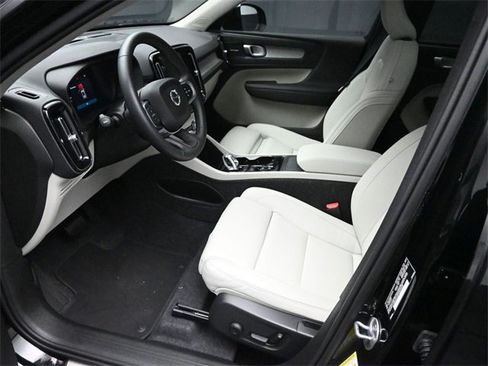 Used 2025 Volvo XC40 B5 Ultra image 17