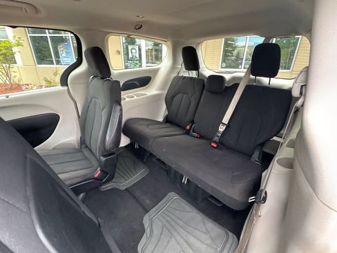 Used 2018 Chrysler Pacifica Touring Plus FWD image 23