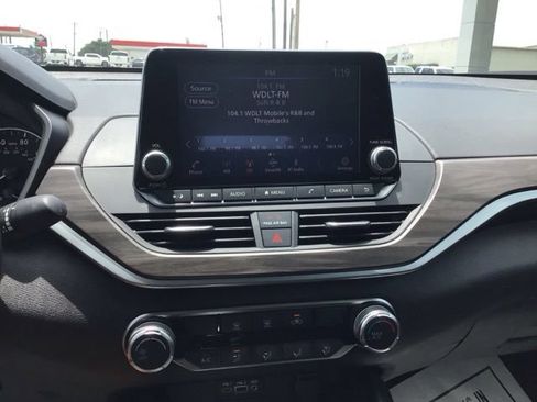 Used 2025 Nissan Altima 2.5 SV FWD image 12
