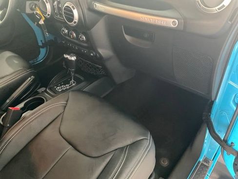 Used 2017 Jeep Wrangler Unlimited Sahara w/ Dual Top Group AWD/4WD image 21