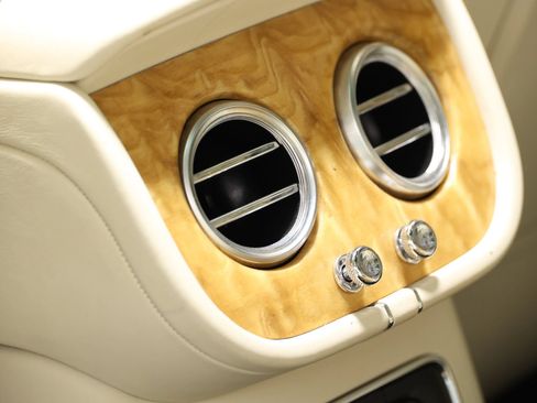 Used 2017 Bentley Bentayga AWD/4WD image 69