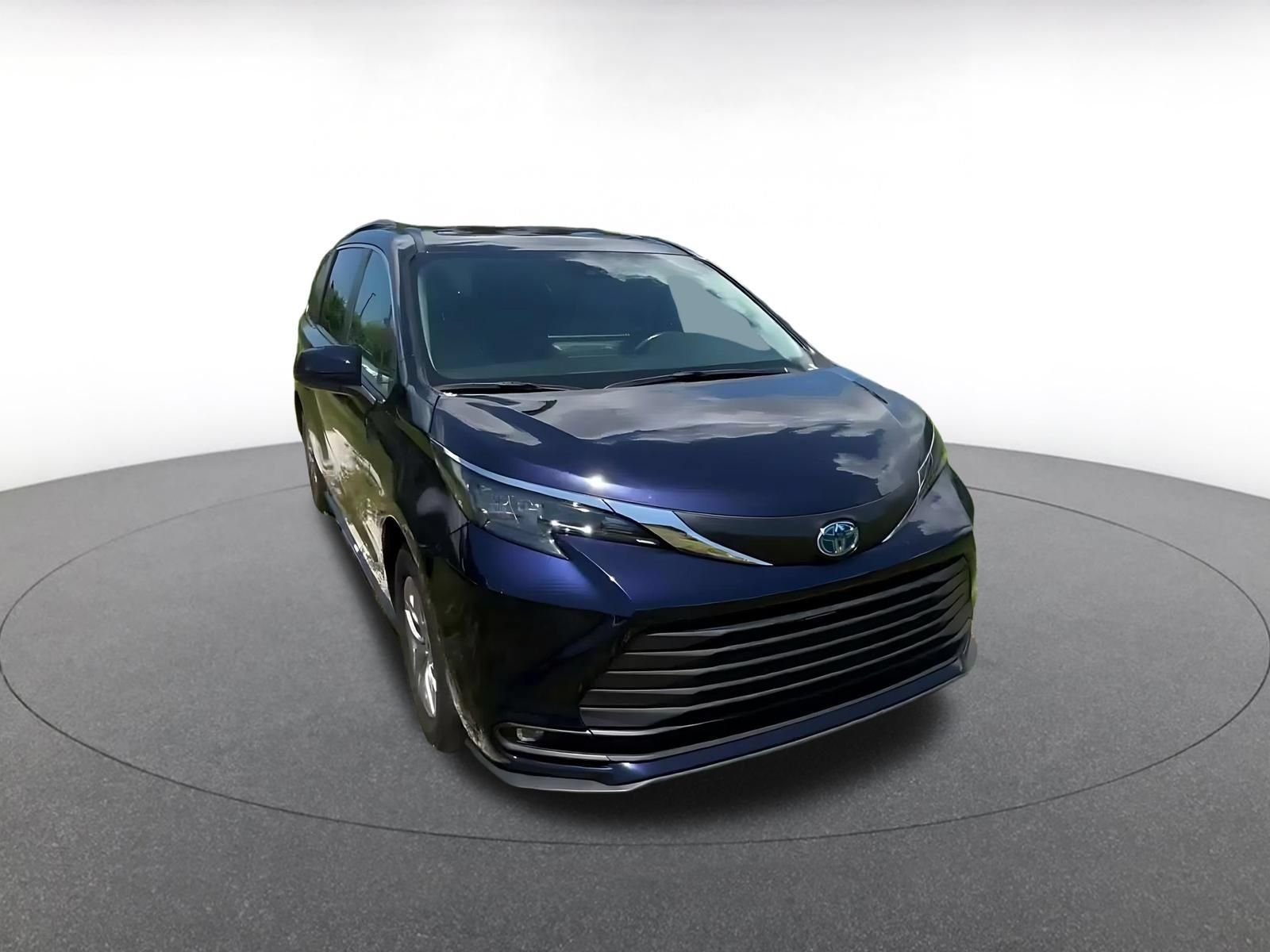 Used 2025 Toyota Sienna XLE FWD image 3