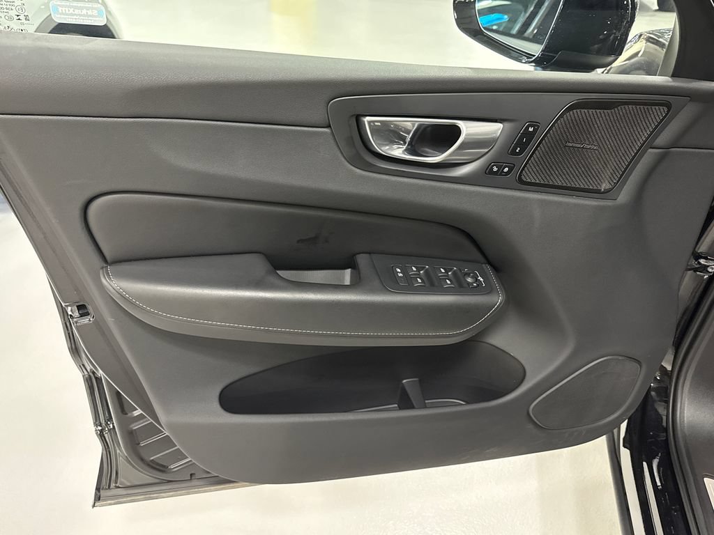 Certified 2023 Volvo XC60 B6 Ultimate w/ Protection Package Premier AWD/4WD image 9