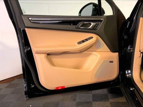 Certified 2025 Porsche Macan image 25