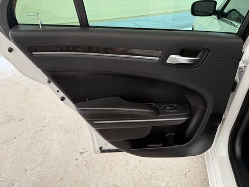 Used 2019 Chrysler 300 Limited RWD image 18