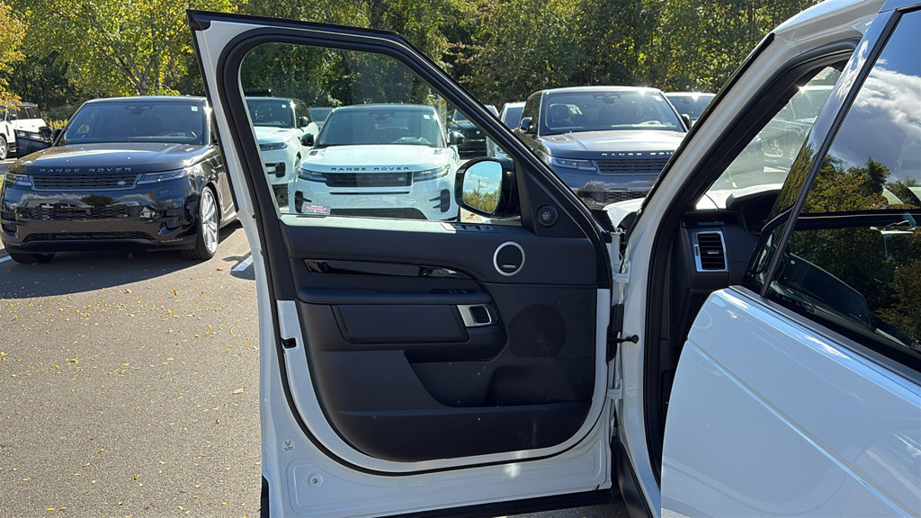 Used 2025 Land Rover Discovery S AWD/4WD image 10