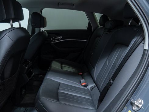 Used 2024 Audi Q8 e-tron Premium image 27