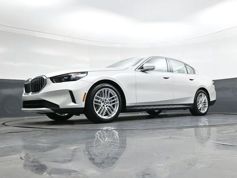 Used 2025 BMW 530i xDrive w/ Premium Package image 32