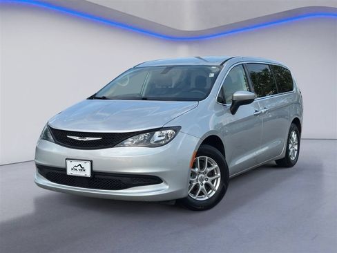 Used 2022 Chrysler Voyager LX FWD image 2