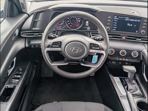 Used 2023 Hyundai Elantra SE image 11