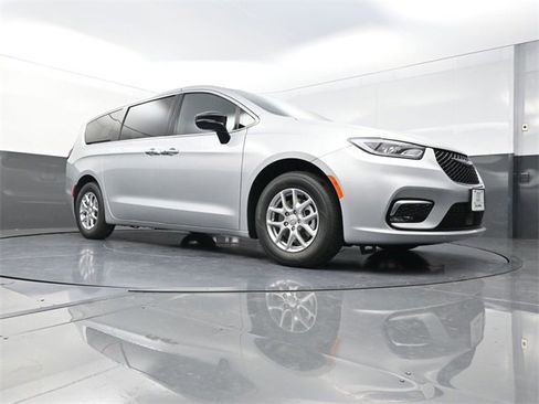 New 2026 Chrysler Pacifica Select image 17