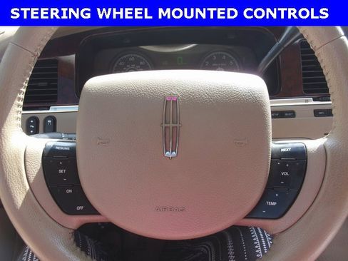 Used 2006 Lincoln Town Car Executive L image 3