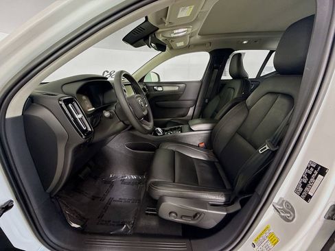 Used 2023 Volvo XC40 B5 Plus image 21