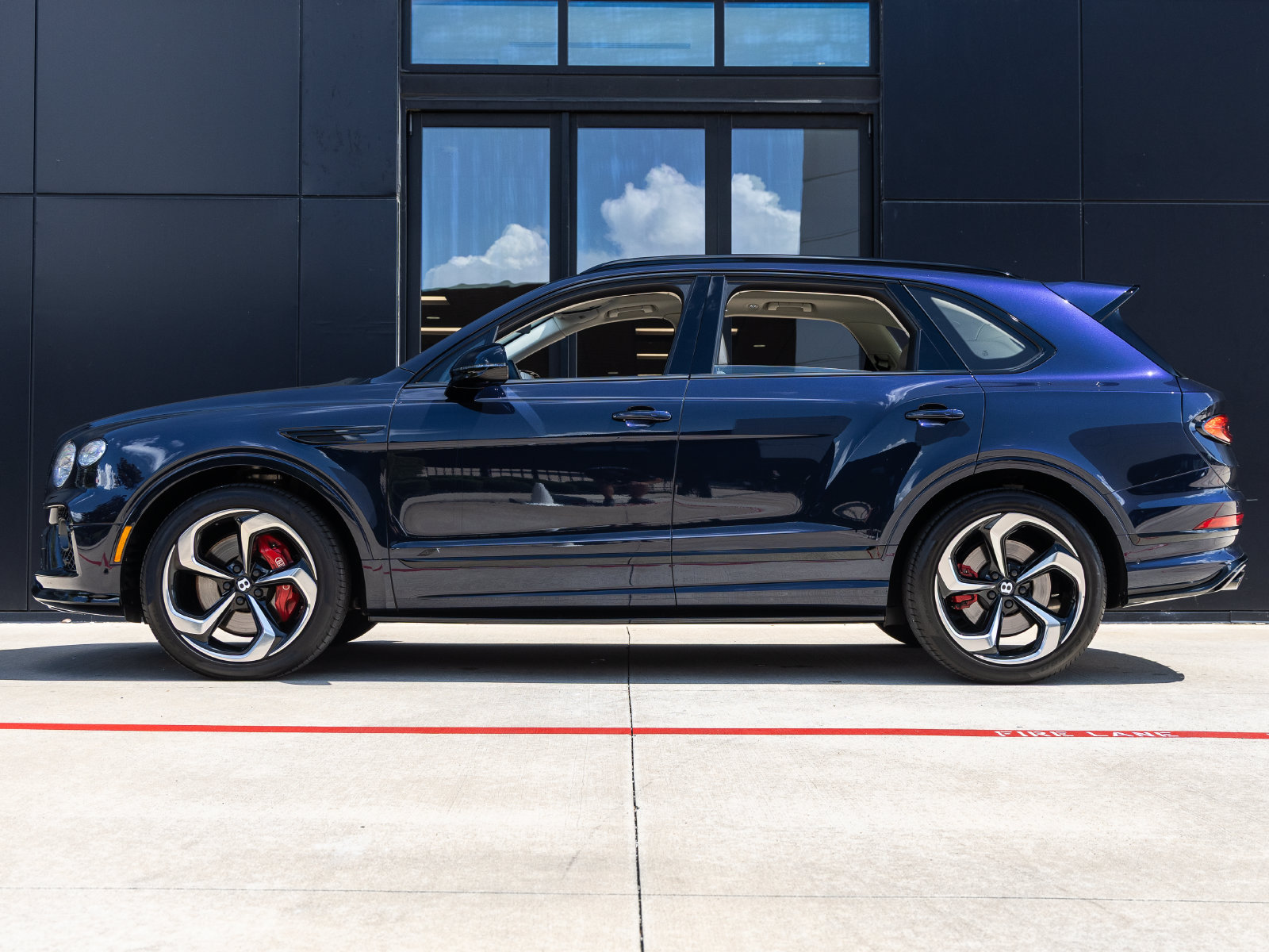Used 2023 Bentley Bentayga AWD/4WD image 9