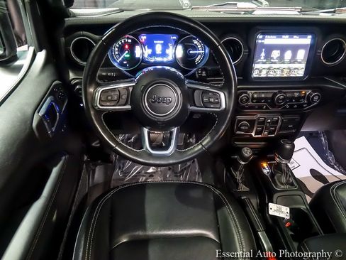 Used 2022 Jeep Wrangler Unlimited Sahara w/ Cold Weather Group AWD/4WD image 15