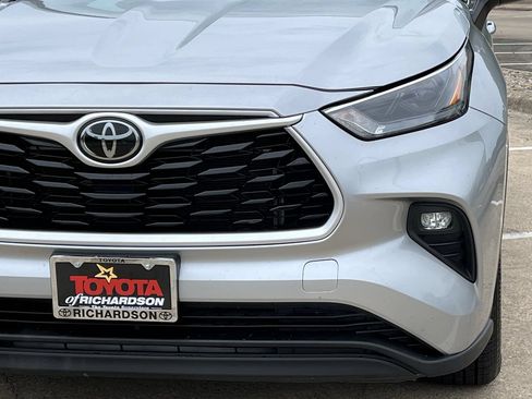 Used 2024 Toyota Highlander LE FWD image 8