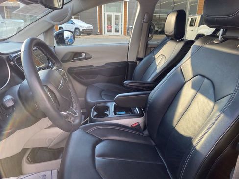 Used 2024 Chrysler Pacifica Touring-L FWD image 23